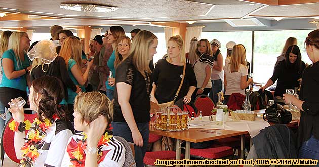 Junggesellinnenabschied bei der Rheinschifffahrt zum Rotweinfest Assmannshausen mit Feuerwerk Mittelrhein-Lichter.